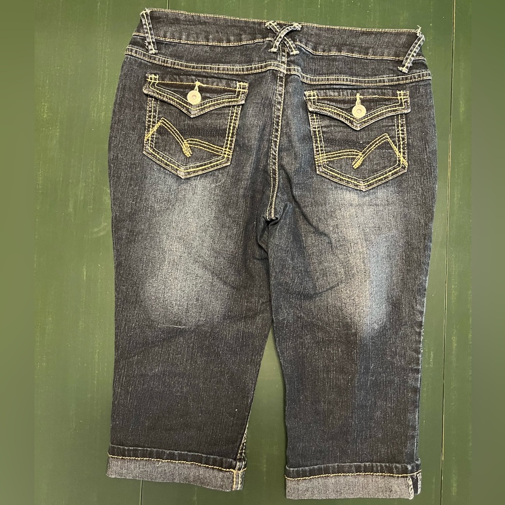 Woman’s Mudd Jean Capris - Picture 2 of 12